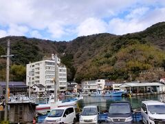 夏場にはイカ焼きの良い薫りが漂い堪りません。
小さなエリアですが 見どころの多い美しい港です。
ぜひ一度 足を運んでみてください。