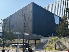 その北には大阪中之島美術館。こちらもモネ展が絶賛開催中。
翌朝朝食後に散歩で行ったら、開館前は大行列でした。