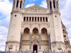 Basilique Notre-Dame de Fourvière
https://www.fourviere.org/en/

丘の上に建つ壮大なフルヴィエール教会です！！