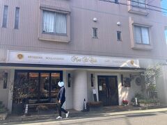 そしてもう一軒、お邪魔しました
鎧塚シェフがされているお店、モンサンクレール
先ほどのお店よりは駅から少し離れていて、坂道長く続いてた気がします。
寒い時期で雨も降ってないので、暑がりの私としてはいい時期にきました