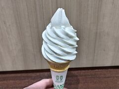 そして、搭乗前、制限エリア内にある「フライトフライ」で駒ケ岳ソフト☆
うまい☆

近郊の駒ケ岳周辺の生乳を使ったソフトクリーム☆
濃厚な味わい。