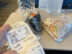 朝、早いとエキュートが開いていないので、朝食は明太子おにぎりと、海老カツラップサンドになりました。