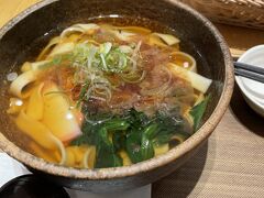 17時に東京からきた友人2人と栄で待ち合わせ。
夕食は気になっていたおかげ庵へ。店内で10分位待ちました。
ただ、注文時にご飯が品切れでないとのことで、選択肢がほとんどありません。
夕食には向いてないですね。
私は食べたかったきしめんをたべました。