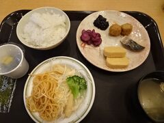 3月22日の朝ご飯。安いホテル代なので、これで十分なのですが、宿泊者数が多いホテルなので、もう少し品数多いかと期待していました。欲を言えば青菜のお浸しとか、きんぴらごぼうとか野菜系のがもう少しあっても良いと思いますが、安いホテル代では人件費かけられないので仕方ないでしょう。