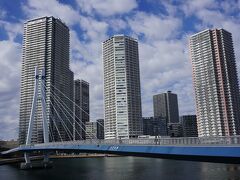 ●辰巳桜橋＠東京メトロ/辰巳駅界隈

駅のそばにある「辰巳桜橋」
様々なドラマで使用されているスポットのようです。
橋よりも、背景の高層マンションがインパクトありますね。