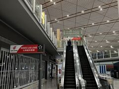スタアラゴールドが使えるラウンジは空港の端の方です。
どっち向かっているかわかっていないので端の方としか…。

ちなみに23時台で開いているのはスタバ程度。