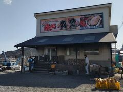 到着した、「焼き牡蠣　大豊」は既に煙もくもくの大繁盛！
ちょっと時間は早めだけど着座させてもらいました。
あぁ憧れの牡蠣小屋！
屋根しかないシンプルな構造の中で豪快に牡蠣を焼く。。。憧れの場所だったんだ！