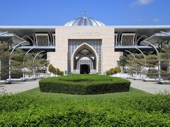 鉄のモスクと呼ばれている、マスジッド トゥアンク ミザン ザイナル アビディン。
内部は広いです！この写真スポットがわからなかったので、警備のスタッフと思われる方に尋ねたところ、連れてきてくれました。
マレーシアの方、優しいです。

ここからGrabで、PutraJaya＆CyberJaya駅に向かいました。
Grabの運転手さんが道を間違えてCyberJaya経由になりましたが、無事PutraJaya＆CyberJaya駅に着きました。