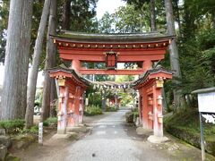 一ノ関の厳美峡から平泉の毛越寺からに向かう途中に車で5分ほどのここ達谷窟毘沙門堂 に立ち寄りました。もっと山の中を想像していましたが、広い道路の駐車場からほぼ平の参道を歩いていく先にすぐにあり、訪問しやすい場所でした。