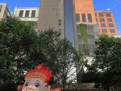 WEIL HOTEL、ハード面は悪くありません。
ソフト面、最悪です！
施設は４つ星、スタッフは星なしです。
チェックイン、チェックアウト時、フロントの笑顔は一切なく、とにかく不快な感じでした。

三寶洞、極楽洞、ケリーズキャッスルに行きたかったので、コンシェルジュにタクシーのチャーターをお願いしたら、4時間で400MYRって言われました。
インターコンチより高い…(^_^;)
高すぎる！って言ったら、4時間300MYRまで下がったので、3か所の観光をお願いしました。
20分後に迎えが来るとのことでした。
観光施設の閉館時間が３時間後なので、ちょうど4時間で戻ってこれる予定でした。

さらに、翌日クアラカンサーに行きたかったので、「4時間400MYRでチャーターしたい」って伝えたら、クアラカンサーは遠いから400MYRでは無理だと言われ、後で料金をメールするとのことでした。

そして、迎えが来たのは、なんと50分後…。
4時間300MYRのが運転手の遅刻で3時間300MYRに。
さすがに待たせ過ぎだ！って値切って250MYRになりました。