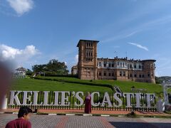 ケリーズキャッスル、入場料は高くありませんが、カメラの持ち込みが、ものすごく高くて、運転手さんが、写真を撮ってあげるから、カメラを車に置いていくといいと言って、たくさん写真を撮ってくれました。

すごい親切な運転手さんでした。