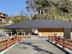 長門湯本温泉の源泉の上に建つ「恩湯」に入ってみました。建物は新しく気持ちいいですね。湯舟のすぐ隣の岩盤から湧き出るお湯を見ることができます。珍しいですね。
