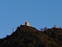 長良橋付近から眺めた岐阜城。快晴の空の下、威風堂々といった感じでした。