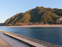 長良川プロムナードから、望んだ、長良川と金華山。結構な眺めでした。
