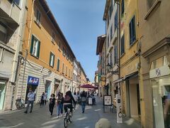 ホテルに荷物を置いて散策に出かけました。「コルソ イタリア」（イタリア通り）は石畳の道の両脇に歴史的な建築物が並んでいて、その中に様々なお店が入る歩行者天国となっていて楽しく歩くことができました。