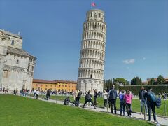 多くの観光客が来ていて、倒れそうな塔を支えようとしたり、 抱きかかえてたりと思い思いのポーズで写真を撮っていました。

