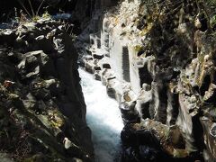 【河津七滝 出合滝】河津七滝へやって来ました。最初に見学した出合滝は柱状節理の岩の間を流れています。