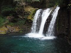 【河津七滝 初景滝】この滝も柱状節理の岩から落ちる滝で写真ではその良さが伝わりません。