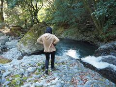 【河津七滝 猿田淵】遊歩道の終点から河原に降りて少し遊ぶ。