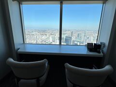 部屋に入ると、自動的に窓のシェードが上がって見事な景色が見える粋な演出
（おかげで部屋の写真撮るの忘れた）