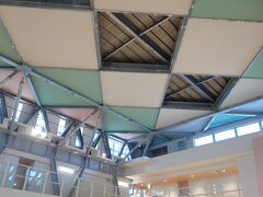 新しくなった牧志市場　天井がおもしろい。