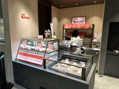 東京・神谷町『麻布台ヒルズ』「麻布台ヒルズマーケット」B1F

餃子専門店【亀戸ぎょうざ】の写真。

亀戸にある行列のできる餃子店。最初、わざわざ亀戸まで行かなくても
こちらで食べられると思い、喜んできたらイートインスペースはなく
テイクアウトのみの店舗でした。非常に残念。。