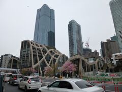 東京メトロ日比谷線・神谷町駅を降りると目の前に「麻布台ヒルズ」のシンボル的な建物が。