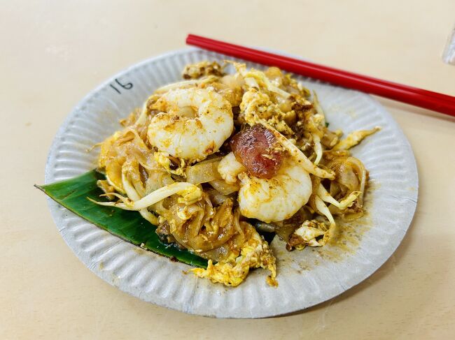 お腹が空いたので、GrabでPenang Road Famous Teochew Chendul。2日連続で同じところ。<br /><br />チャークイティオ(Char Koay Teow)を注文。これ、うまい～あまりの美味しさに悶絶しました！<br /><br />大きなエビ入りの焼きそば風が￥350くらい。<br />何をどうすれば、こんなにプリプリになるの⁈<br />もし住んでたら毎日通いた～い！