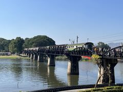 翌朝。
まずはレンタルバイクを調達。
その後、クウェー橋鉄橋へ。
ちょうど駅を出発したところでタイミングが良かった。

ここへ来たのは両替をするため。
カンチャナブリで両替所は多分１ケ所だけ。
