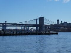 フェリーからブルックリン橋が見えたので下船して歩いて海沿いを歩きました。
フェリー乗り場からも見えるのでブルックリン橋を渡らずブルックリンへ行かなくてもよかったです。
ブルックリン地区に鉄道ファンなら行きたいであろうニューヨーク交通博物館がありますが、入館料が必要なので行かず…