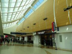 13:40空港着。
空港はサンフランシスコではなく、サンノゼの空港。

このエリアはベイエリアと呼ばれ、サンフランシスコ、サンノゼ、オークランド、バークレーといった都市からなり、それぞれ車で1時間以内で移動できる距離感なのだが、国際空港が複数存在するほどの大都市圏を形成している。

サンフランシスコの空港は何度か利用しているが、ここサンノゼは初めての利用。