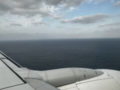 ブツブツ文句言ってたら

リゾート満喫気分の女子たちよ！
これが3月の沖縄のグレーの海だよ　わかったか！

「怖い！！キャーキャー」と悲鳴を上げながら着陸

正直全然揺れてない