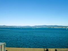 浜名湖です。
遠江だよね。　京都から見たら、琵琶湖より遠いから。
いいお天気で、凄く綺麗に見えています。