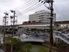 旭橋駅の切符販売機で、1日フリー乗車券800円を購入しました。
購入後24時間有効、改札後ではありません。
駅員さんに確認したところ、有効期限の時間までに改札をで出なければならないそうです。
フリー乗車券の提示で2割引になる施設があるので、使い方によってはかなりお得です。