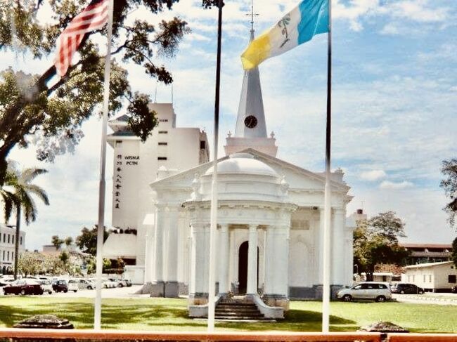 ローマカトリック大聖堂から5分程のところには、セントジョージ教会があるのでここも立ち寄ってみました。<br /><br />200年前に竣工の白亜の教会。こちらも立派な建物です。<br />朝からの教会巡り、充実した良い時間を過ごすことが出来ました。