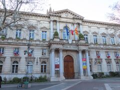 美しい建物。旗がいくつか。「アヴィニョン市庁舎 Mairie d'Avignon市庁舎」です。