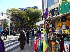 自転車を返却して徒歩で移動します。
アメ村、特に三角公園付近は混雑していますね。