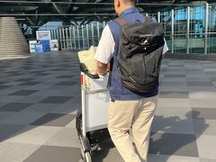 1時間半でジョグジャカルタ空港に到着。空港待機のアマンスタッフが荷物を運んで航空会社のチェックインカウンターまで誘導してくれます。

(実はモロッコのアマンジェナに行った時、アマンスタッフかと思いきや空港ポーターで高額ぼったくりにあったため、今回もいちどは警戒して断りましたが、察したドライバーが「大丈夫、彼はアマンジオのスタッフだから」って教えてくれました)