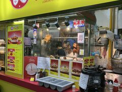 ペニンシュラショッピングセンターにはいってるHwa Kee Chicken Riceへ。有名店みたいでGoogleマップの評価も高かったから期待。