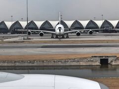 無事に、スワンナプーム国際空港に到着しました～～。
さすが、フルフラットシートだけあって、体が全然しんどくないね。
音や明かり、揺れなどで普段は殆ど眠れない私でも、30分ほど眠ったと思うわ。