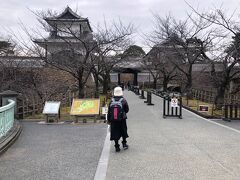 《金沢城公園》「兼六園」から「石川橋」を渡り「金沢城石川門」へ…「金沢城」は、もともと「尾山御坊（金沢御堂）」という浄土真宗の寺院がありました。「金沢城」は、加賀藩初代藩主「前田利家」の居城で、天正11年(1583年)に「前田利家」が「金沢城」に入り、その直後から本格的な城づくりが始められました。