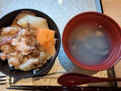 朝ご飯です&#9728;しじみ汁がとっても美味しかった！
もちろん海鮮丼も！