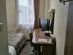 本格的に雨が降って来たけど
ホテルは駅からすぐなので濡れずに行けました

チェックインの時に朝食があると知りました
安いホテルなのにすごい！
雨が降ってなかったらレンタサイクルで
ブラブラしたかったけど
ホテルでゆっくりします