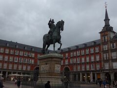 18:00
マヨール広場の中央に立つフェリペ３世の騎馬像と記念撮影

