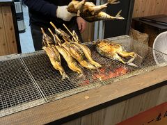 ここでのお目当てはこちら。
「はまやき安兵衛」で焼きさばを買うこと！

焼きさばは大きさで異なるようで、1200円～1500円くらいでした。
迷って、1300円のものを購入。

試食でさば寿司があり、いただいたところ美味しかったので、さば寿司も購入。
さば寿司は値引きして頂き、1000円に。

焼きさばもさば寿司も、数日持つとのことで家へ持って帰りました。
自宅で食べても美味しかったけど、焼きさばはこちらで焼き立てを食べるともっと美味しいんだろうな。
