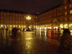 かなりの雨が降った様子で水溜りも出来ていました
そのおかげで路面に反射し違った雰囲気のマヨール広場となっていました