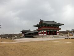 仏国寺からそれほどかからずに次の「月精橋」に来ましたが、あいにくポツポツ降ってきました。風もかなり吹いていてここはとても寒かったです。

きれいなので何度か復元されたようです。夜のライトアップがきれいなんだそう。