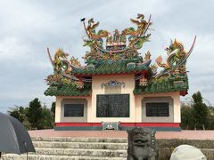 唐人墓（とうじんばか）。昭和46年（1971年）建立。
ハデな建物で、ちょっと見にはお墓だと思えませんでした。
咸豊2年（1852年）、中国（清国）から米国へ向かう商船バウン号内で船長が撲殺される事件がおきました。船内での虐待に耐えかねた中国人（奴隷とも言われる）が暴動を起こしたのでした。中国人たちは石垣島に置き去りにされ、派遣されて来た英国軍隊によって殺害されたのです。白人に抵抗した見せしめとされました。アヘン戦争の頃の出来事です。