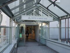 駅直結のこちらの建物は　
地下3階から地上3階は商業施設の「コトノハコ神戸」
その上が「ANAクラウンプラザホテル」となっています