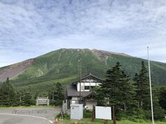 田の原から剣ヶ峰を目指します。
御嶽山噴火後、規制が緩和された時に田の原から王滝頂上までと、ロープウェイ側から剣ヶ峰までは登りましたが、田の原から剣ヶ峰までは10年ぶりです。